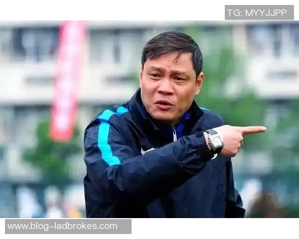 足球场上的无声英雄队医如何成为球员与教练之间的桥梁