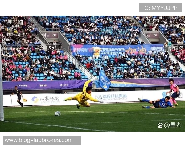 足球红日照耀绿茵场激情无限展现梦想与团结的力量